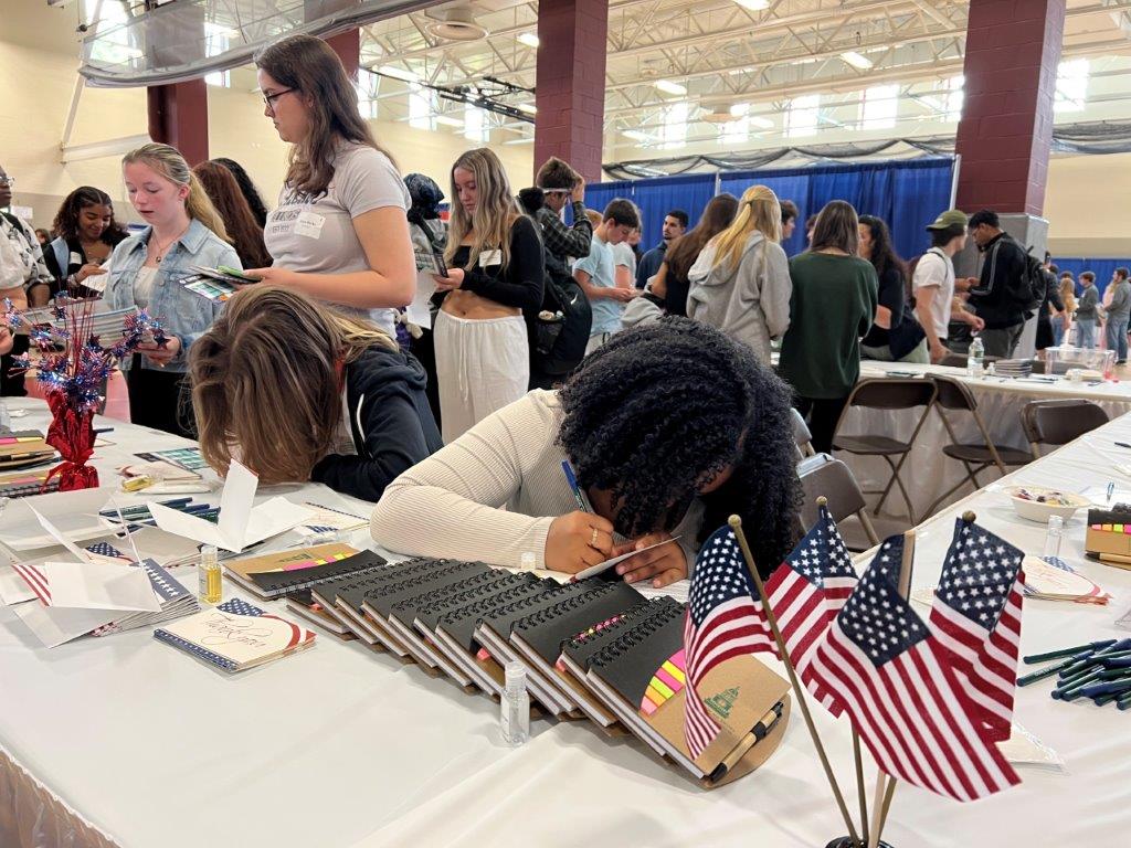 students writing letters to the troops